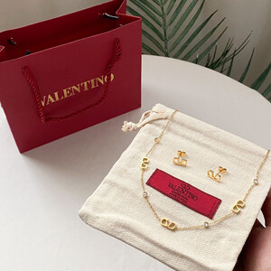 طقم حلق وسلسال من ماركه فالنتينو - ذهبي