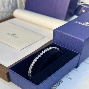 اسوارة نسائيه أنيقة من سواروفسكي