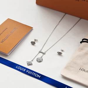 طقم حلق وسلسال من لويس فيتون - فضي