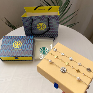 أسوارة نسائية من ماركة توري بورش TORY BURCH