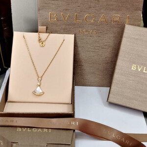 سلسال نسائي أنيق من بولغاري