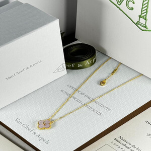 سلسال نسائي فان كليف