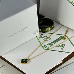 سلسال نسائي فان كليف