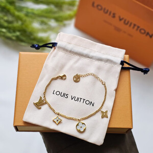 اسوارة انيقة من ماركة الفي LV