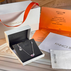 سلسال انيق من ماركة فانسي