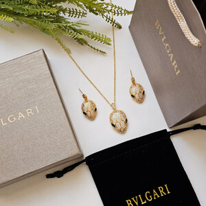 طقم سلسال وحلق من ماركة بولغاري