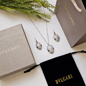 طقم سلسال وحلق من ماركة بولغاري