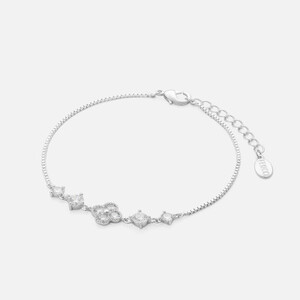 ‎ اسوارة نسائية جذابة باللون الفضي