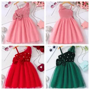 فستان بناتي بأكتاف مائلة،